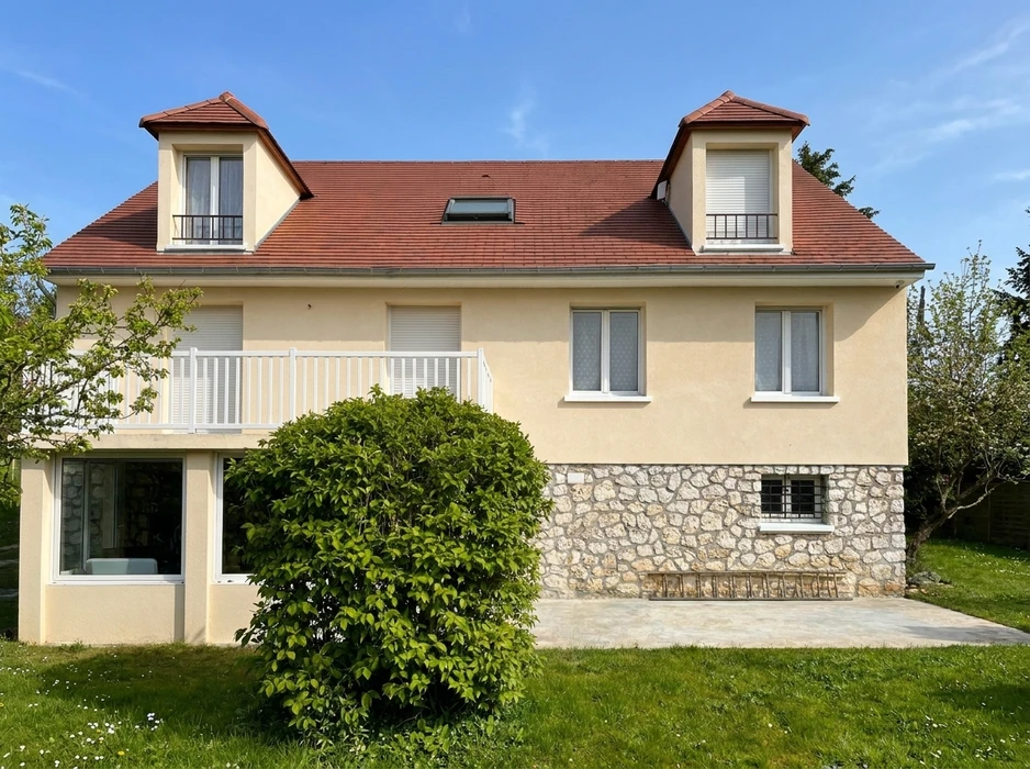 Maison individuelle française de style pavillonnaire, vue extérieure de jardin