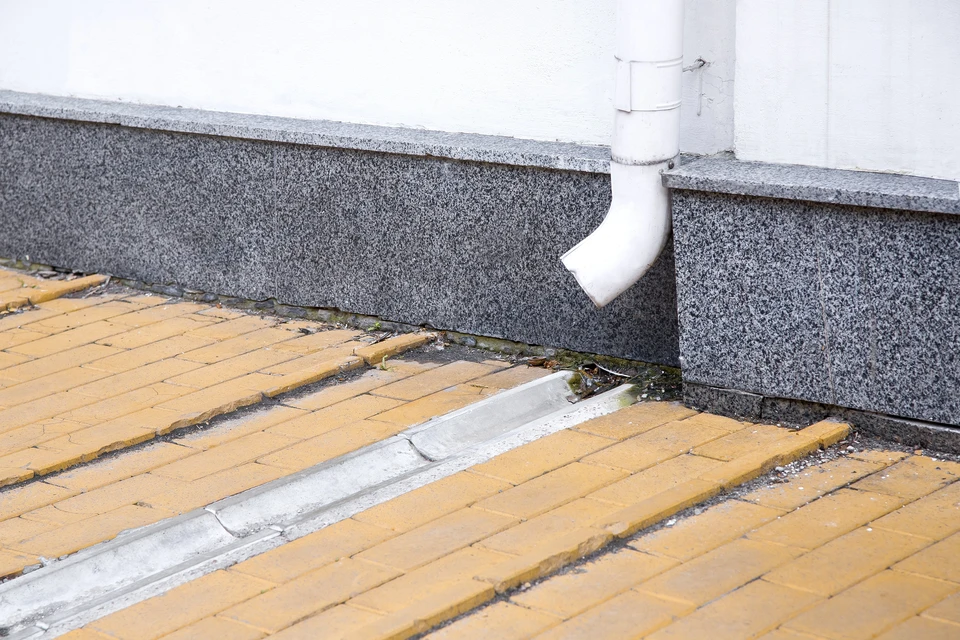 Extérieur d'un bâtiment avec évacuation d'eau pluviale défaillante