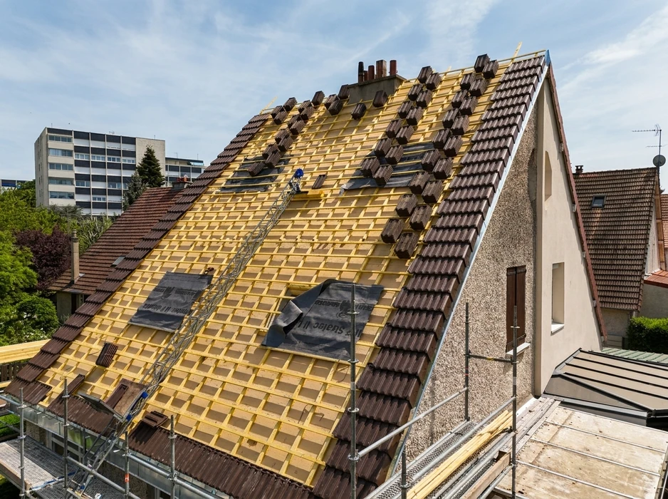 Réfection de toiture en cours sur maison individuelle