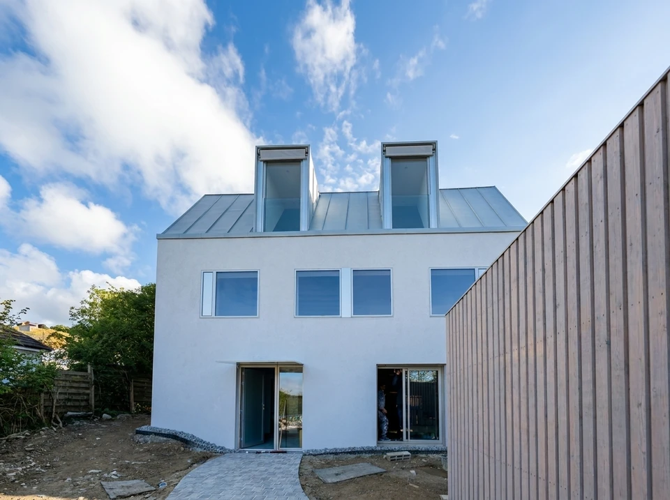 Ext&eacute;rieur r&eacute;sidentiel moderne avec maison contemporaine &agrave; toit en tuiles anthracite et skylight