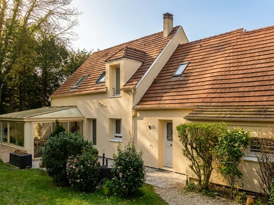 Chantier de r&eacute;novation ext&eacute;rieure d'une habitation avec travaux d'isolation thermique par l'ext&eacute;rieur en cours