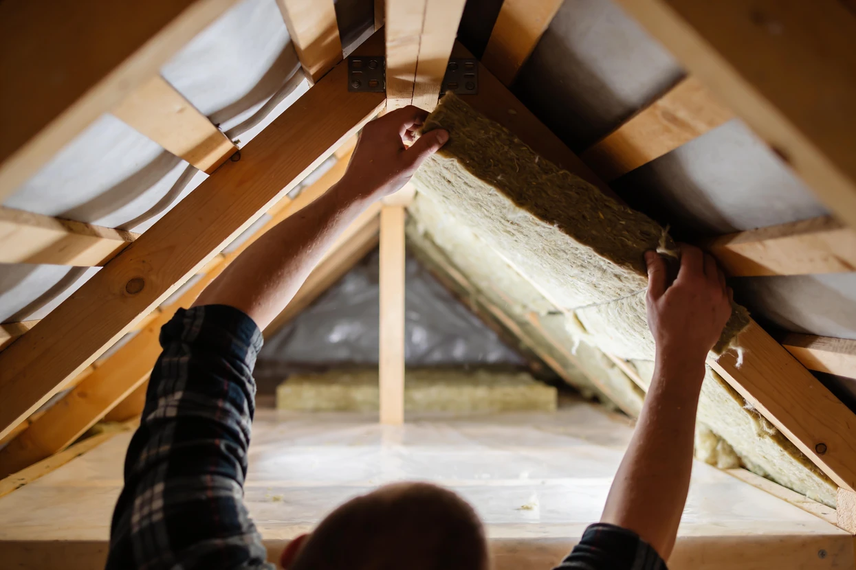 Toiture de maison avec rénovation partielle en cours