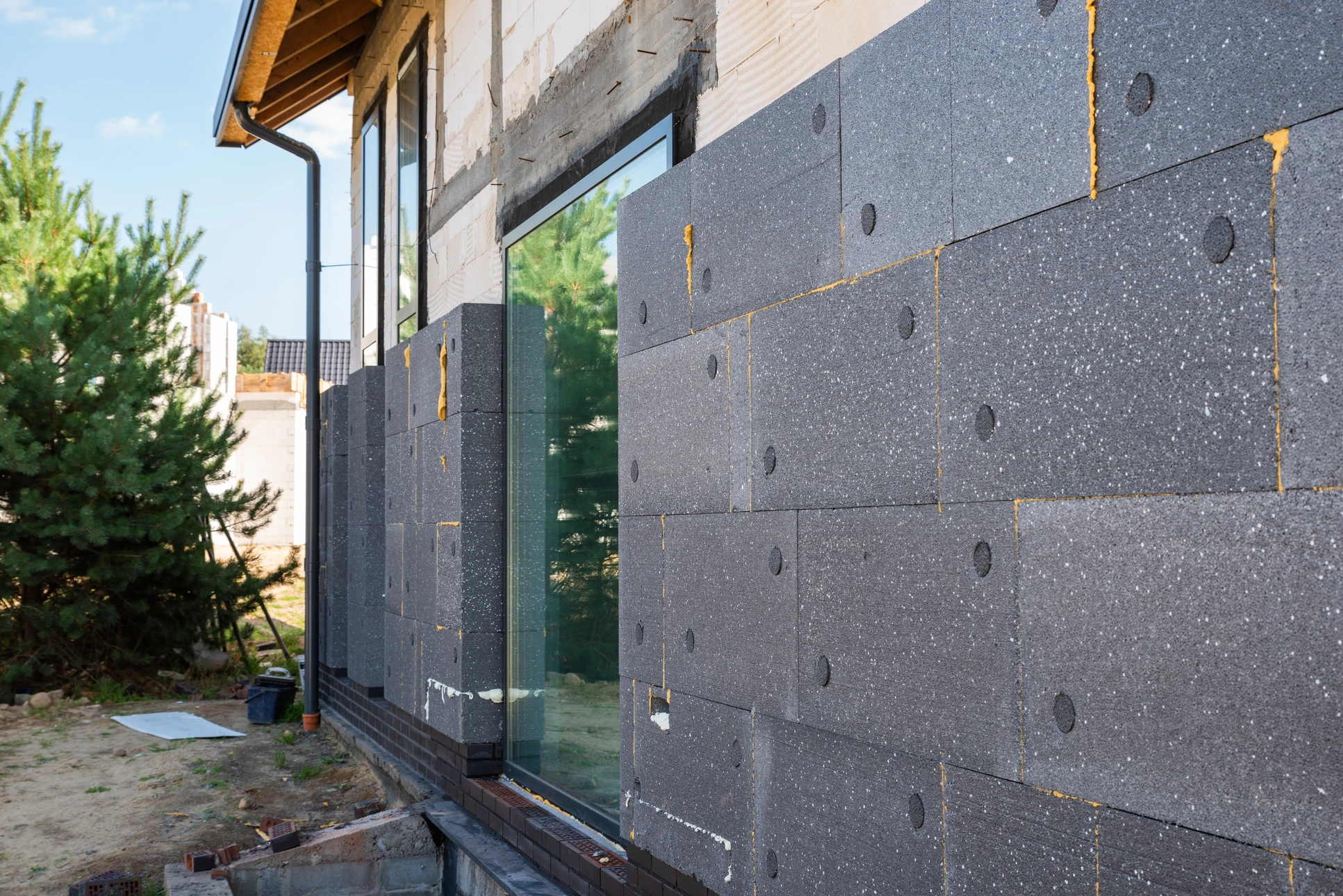 Façade extérieure d'un bâtiment en construction avec isolation thermique par l'extérieur