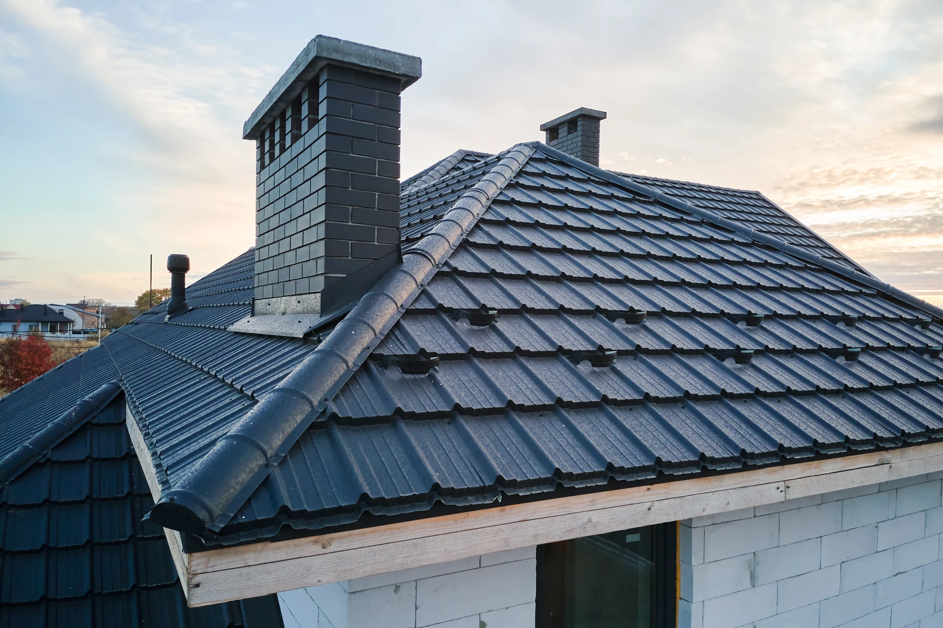 Extérieur, toiture résidentielle avec tuiles en terre cuite de couleur anthracite disposées en rangées parallèles